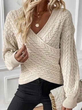 NWT! LUXURIOUS, TEXTURED, CABLE KNIT CROSSOVER V-NECK SWEATER - SIZE XS/S